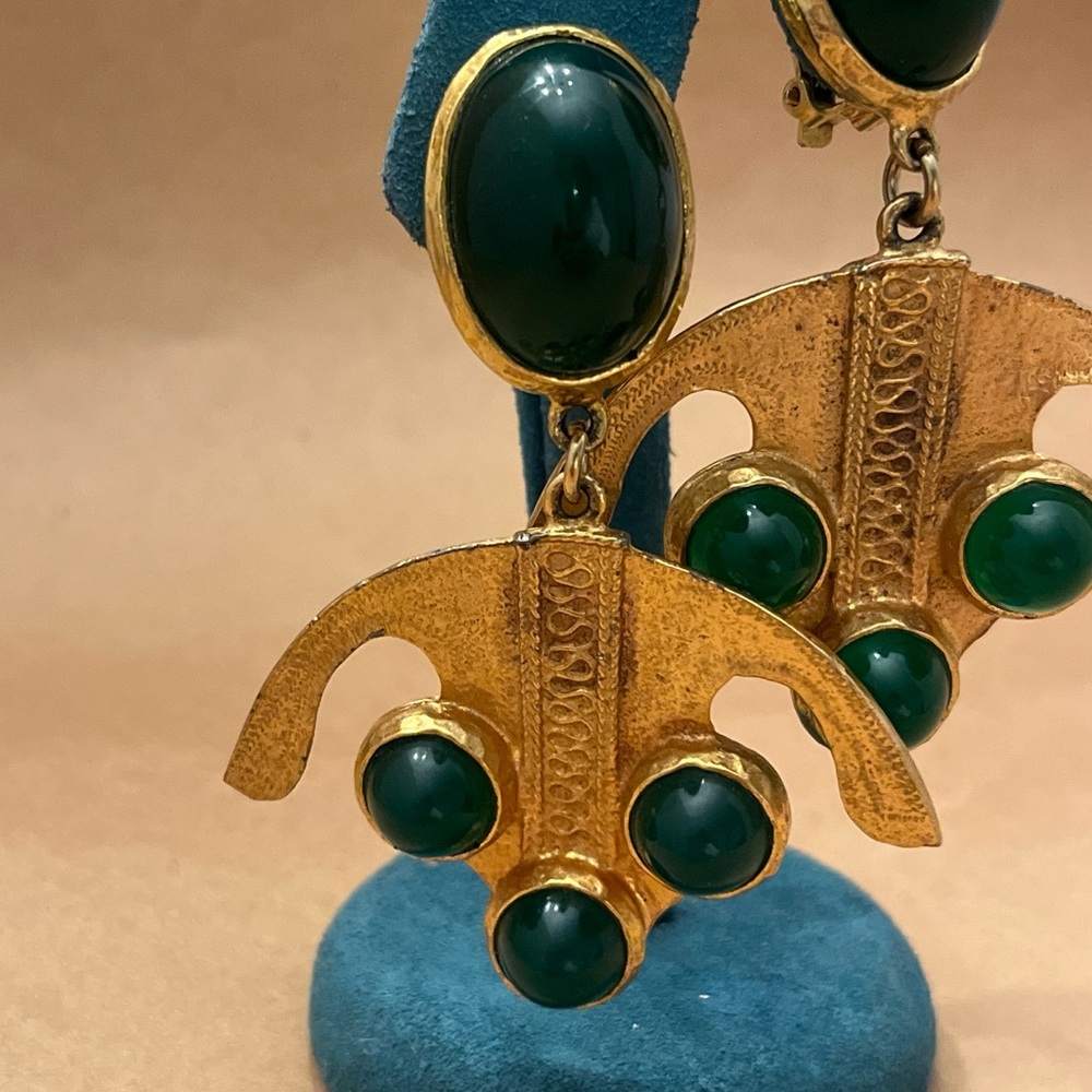ALEXIS KIRK Signed Etruscan Style Earrings Gold Tone Green Cabochons Clip On - Picture 2 of 9